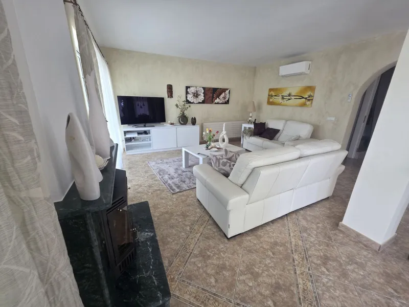 Villa with private garden and pool for sale in Calahonda, Mijas Costa! This unique villa is facing south east and is in excellent condition, built in the year 2000 with high quality materials. Some highlights are double glazed windows, a security system, 