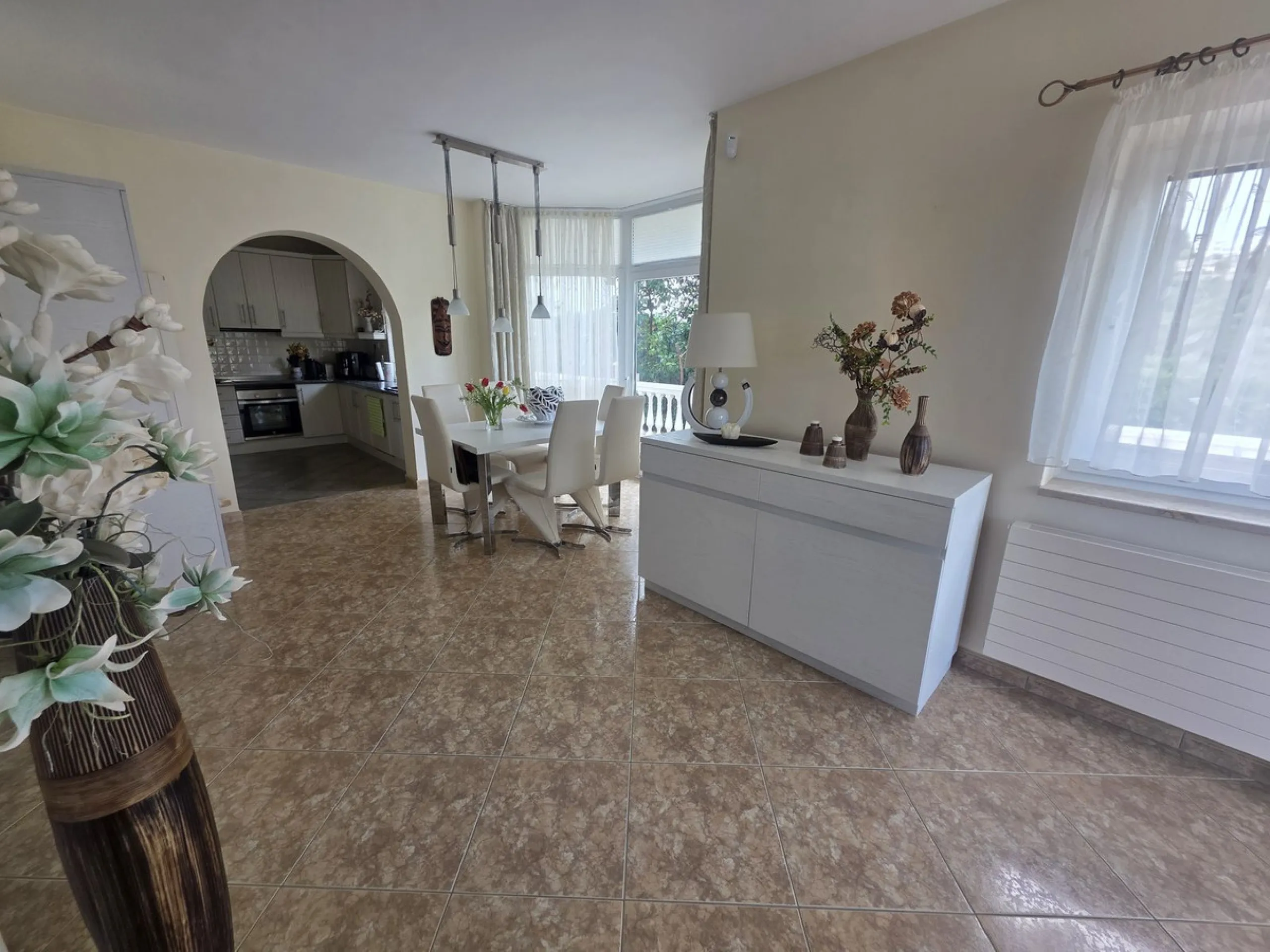 Villa with private garden and pool for sale in Calahonda, Mijas Costa! This unique villa is facing south east and is in excellent condition, built in the year 2000 with high quality materials. Some highlights are double glazed windows, a security system, 
