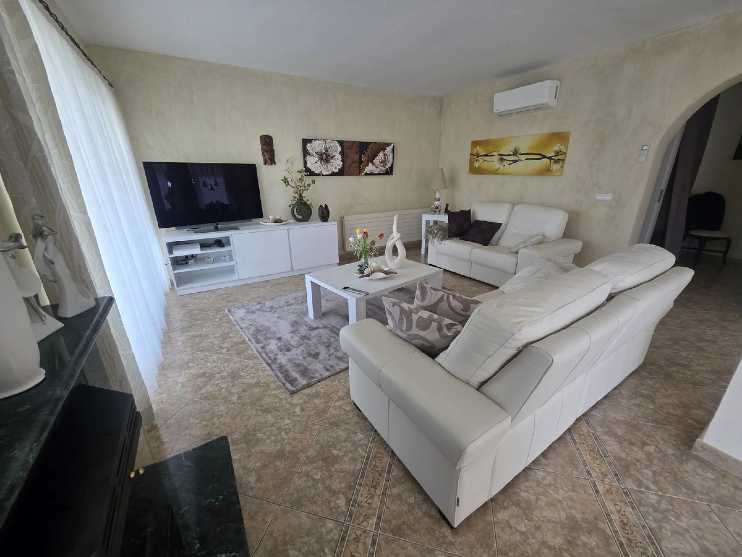 Villa with private garden and pool for sale in Calahonda, Mijas Costa! This unique villa is facing south east and is in excellent condition, built in the year 2000 with high quality materials. Some highlights are double glazed windows, a security system, 