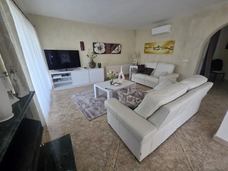 Villa with private garden and pool for sale in Calahonda, Mijas Costa! This unique villa is facing south east and is in excellent condition, built in the year 2000 with high quality materials. Some highlights are double glazed windows, a security system, 