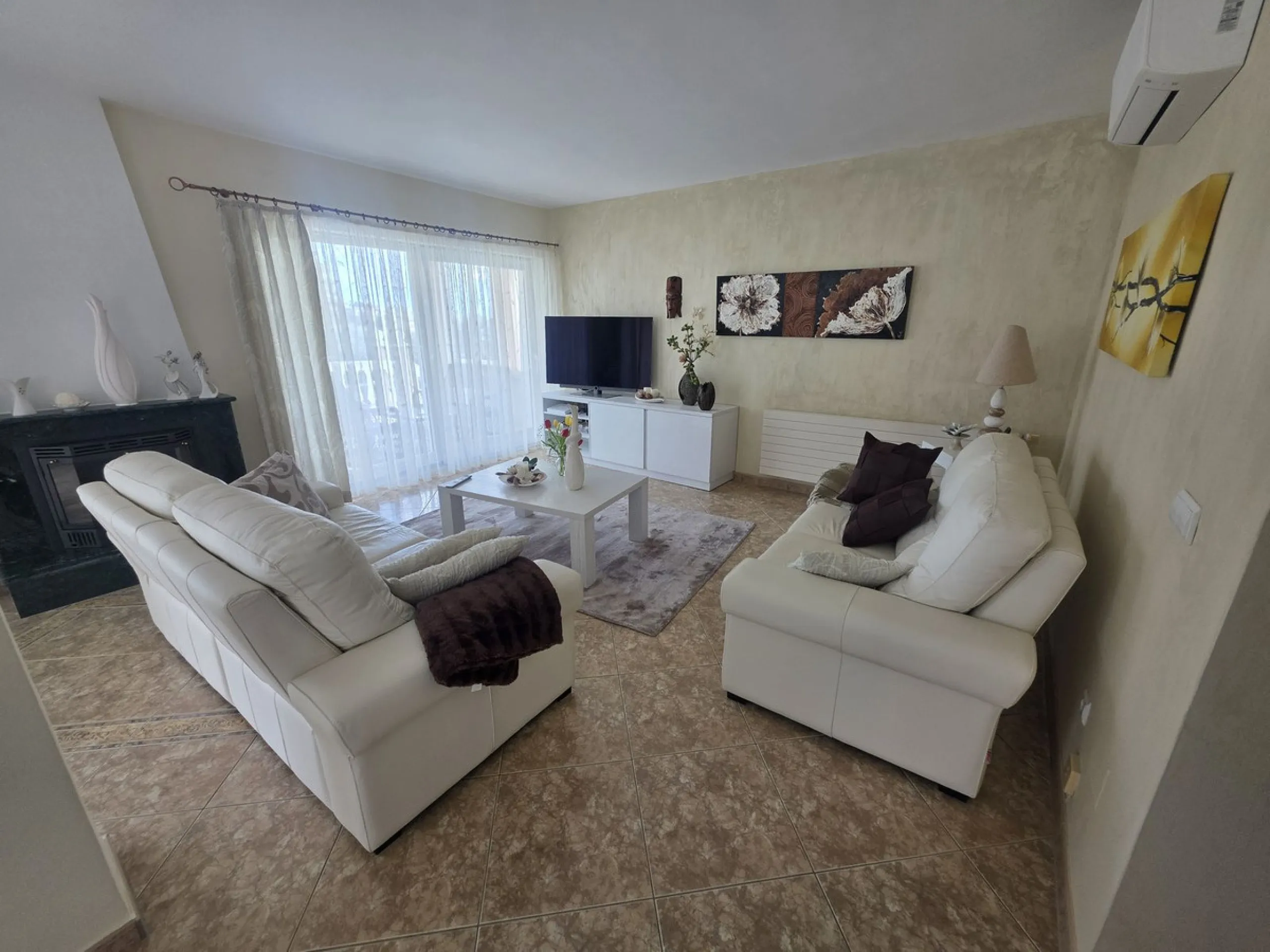 Villa with private garden and pool for sale in Calahonda, Mijas Costa! This unique villa is facing south east and is in excellent condition, built in the year 2000 with high quality materials. Some highlights are double glazed windows, a security system, 