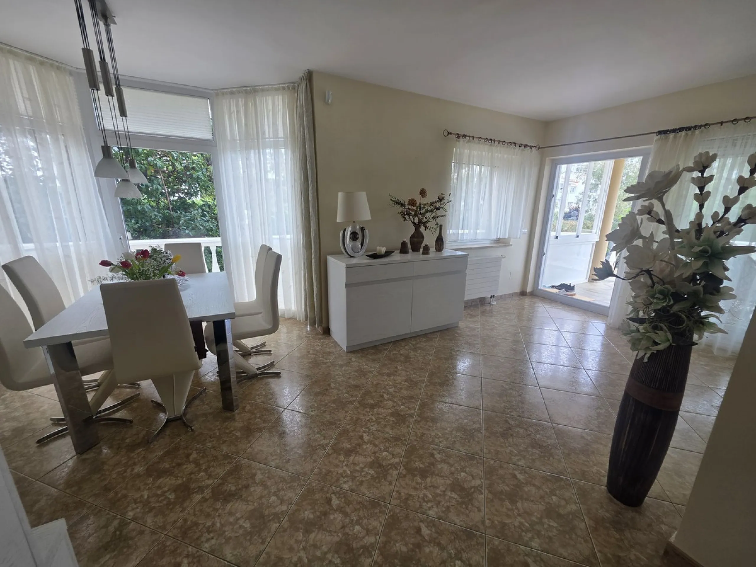 Villa with private garden and pool for sale in Calahonda, Mijas Costa! This unique villa is facing south east and is in excellent condition, built in the year 2000 with high quality materials. Some highlights are double glazed windows, a security system, 