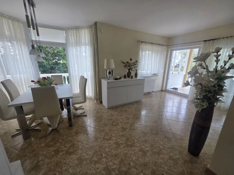Villa with private garden and pool for sale in Calahonda, Mijas Costa! This unique villa is facing south east and is in excellent condition, built in the year 2000 with high quality materials. Some highlights are double glazed windows, a security system, 
