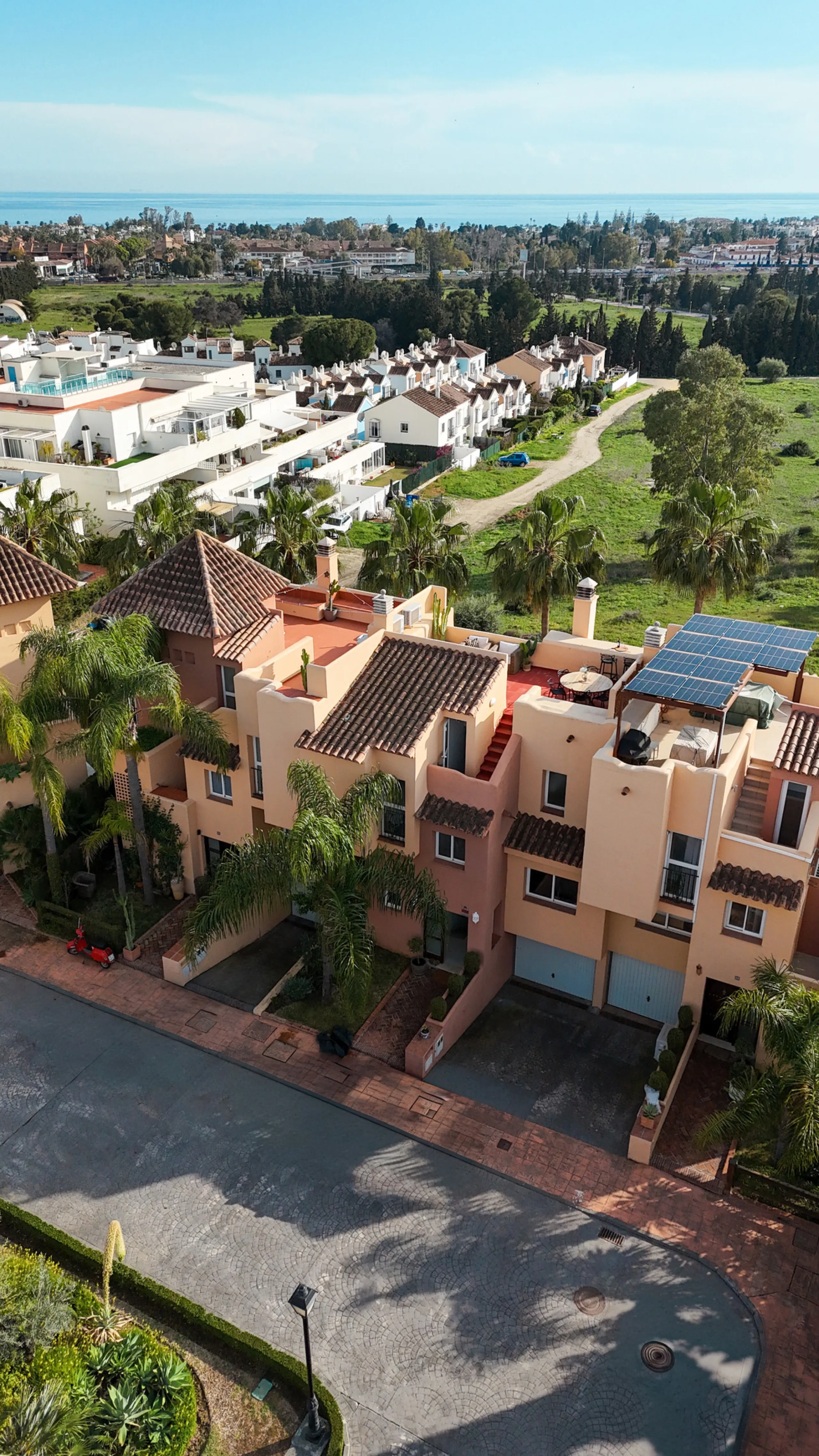 This exceptional, newly renovated townhouse is located in the sought-after urbanisation Condes de Iza, ideally positioned between Nueva Andalucía and San Pedro in Marbella. Enjoying a prime southwest orientation and an open outlook with no properties dire