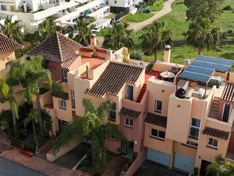 This exceptional, newly renovated townhouse is located in the sought-after urbanisation Condes de Iza, ideally positioned between Nueva Andalucía and San Pedro in Marbella. Enjoying a prime southwest orientation and an open outlook with no properties dire