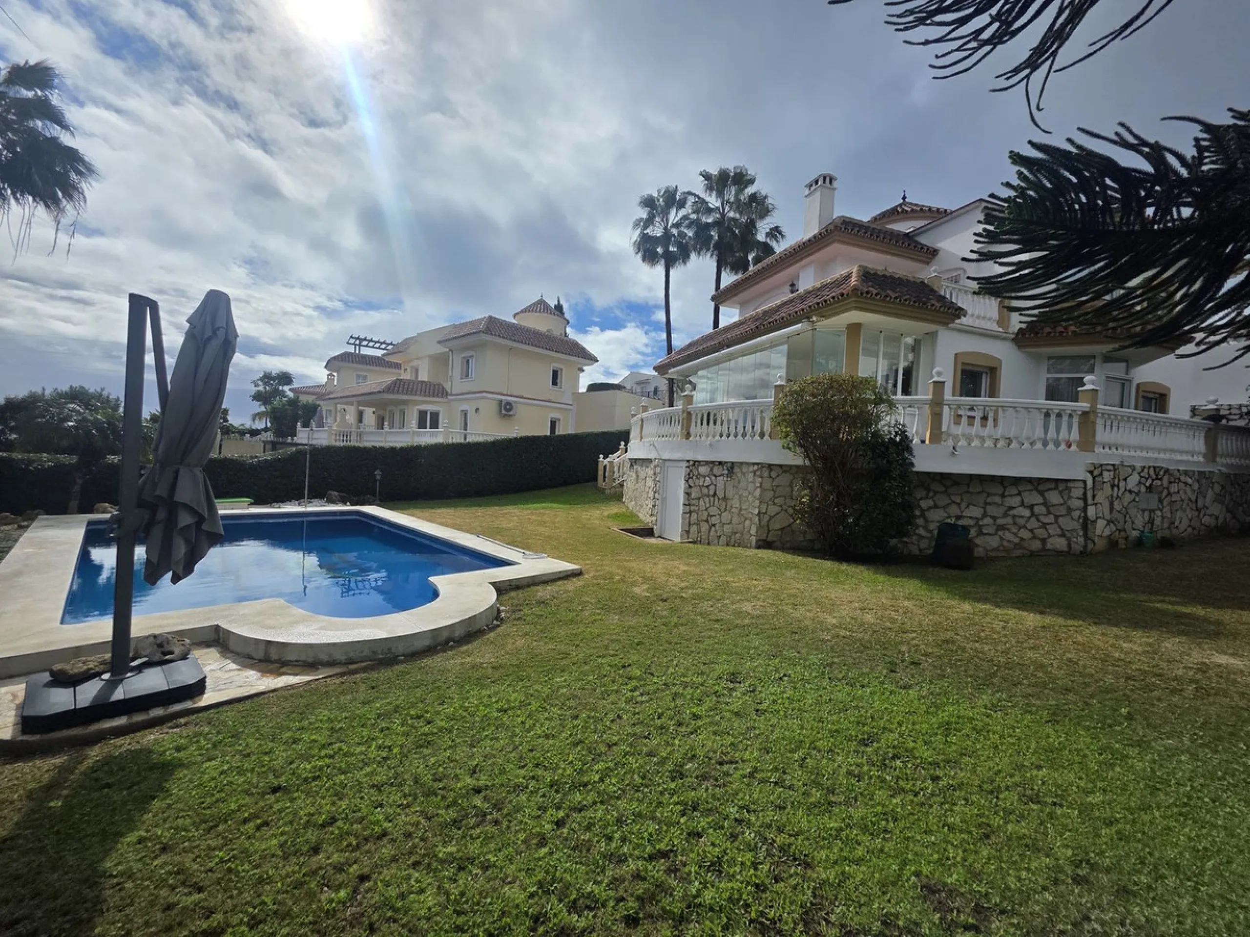 Villa with private garden and pool for sale in Calahonda, Mijas Costa! This unique villa is facing south east and is in excellent condition, built in the year 2000 with high quality materials. Some highlights are double glazed windows, a security system, 