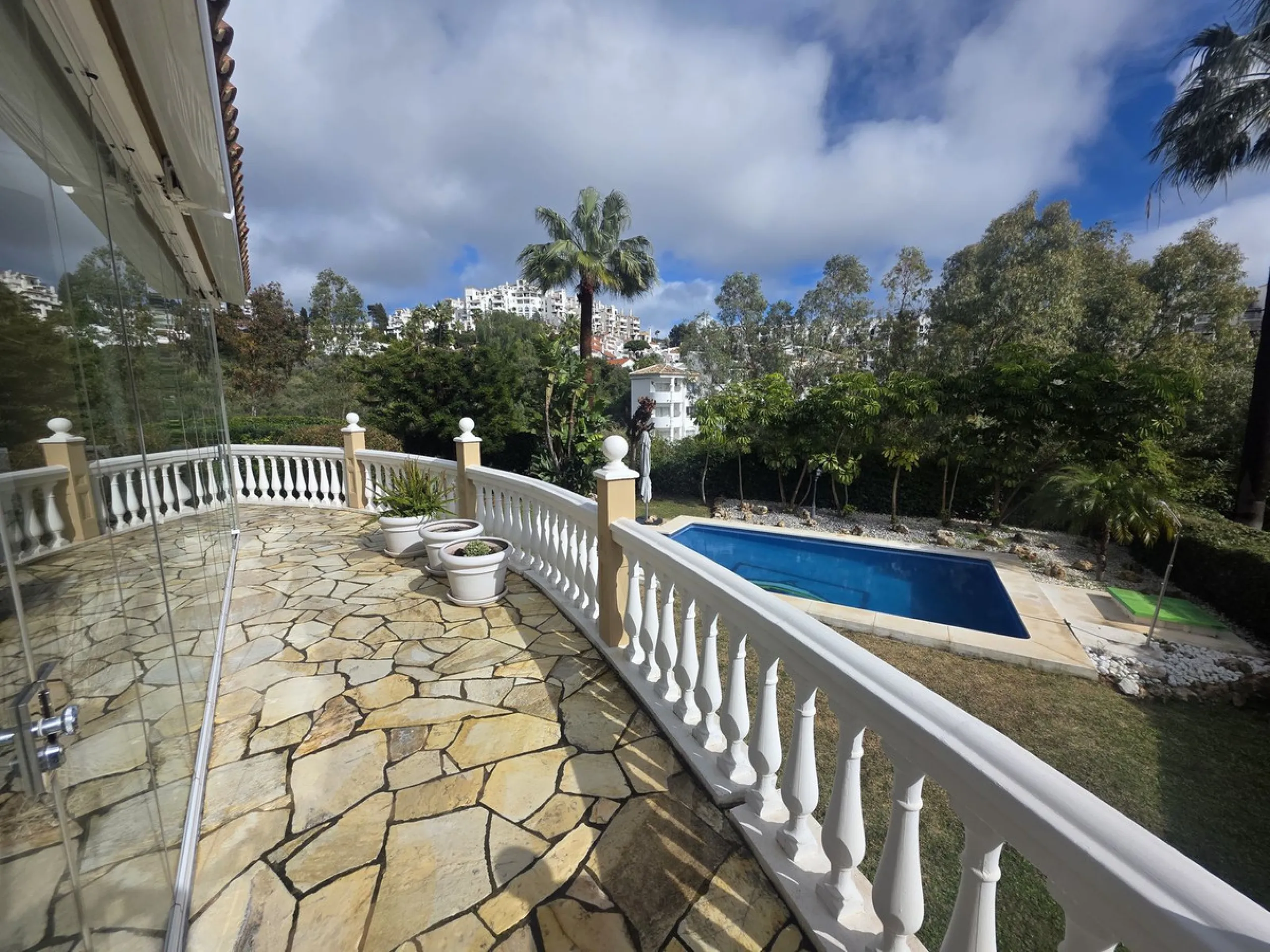 Villa with private garden and pool for sale in Calahonda, Mijas Costa! This unique villa is facing south east and is in excellent condition, built in the year 2000 with high quality materials. Some highlights are double glazed windows, a security system, 