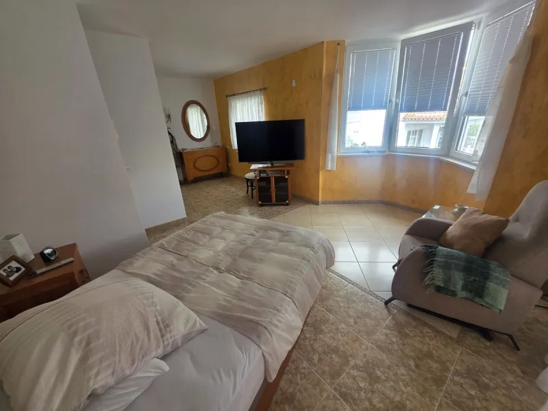Villa with private garden and pool for sale in Calahonda, Mijas Costa! This unique villa is facing south east and is in excellent condition, built in the year 2000 with high quality materials. Some highlights are double glazed windows, a security system, 