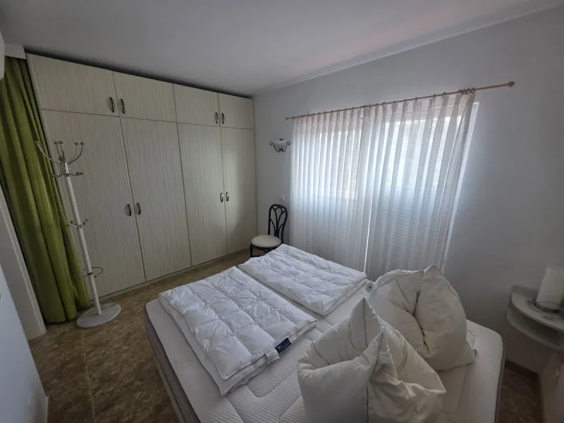 Villa with private garden and pool for sale in Calahonda, Mijas Costa! This unique villa is facing south east and is in excellent condition, built in the year 2000 with high quality materials. Some highlights are double glazed windows, a security system, 
