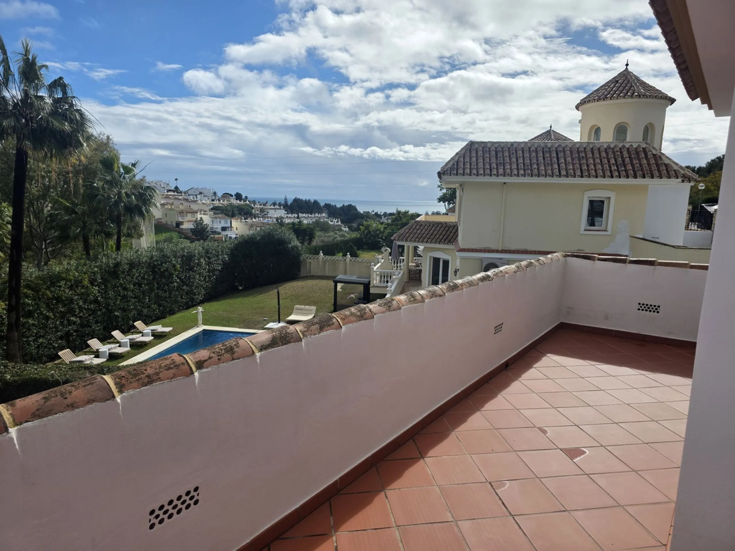 Villa with private garden and pool for sale in Calahonda, Mijas Costa! This unique villa is facing south east and is in excellent condition, built in the year 2000 with high quality materials. Some highlights are double glazed windows, a security system, 