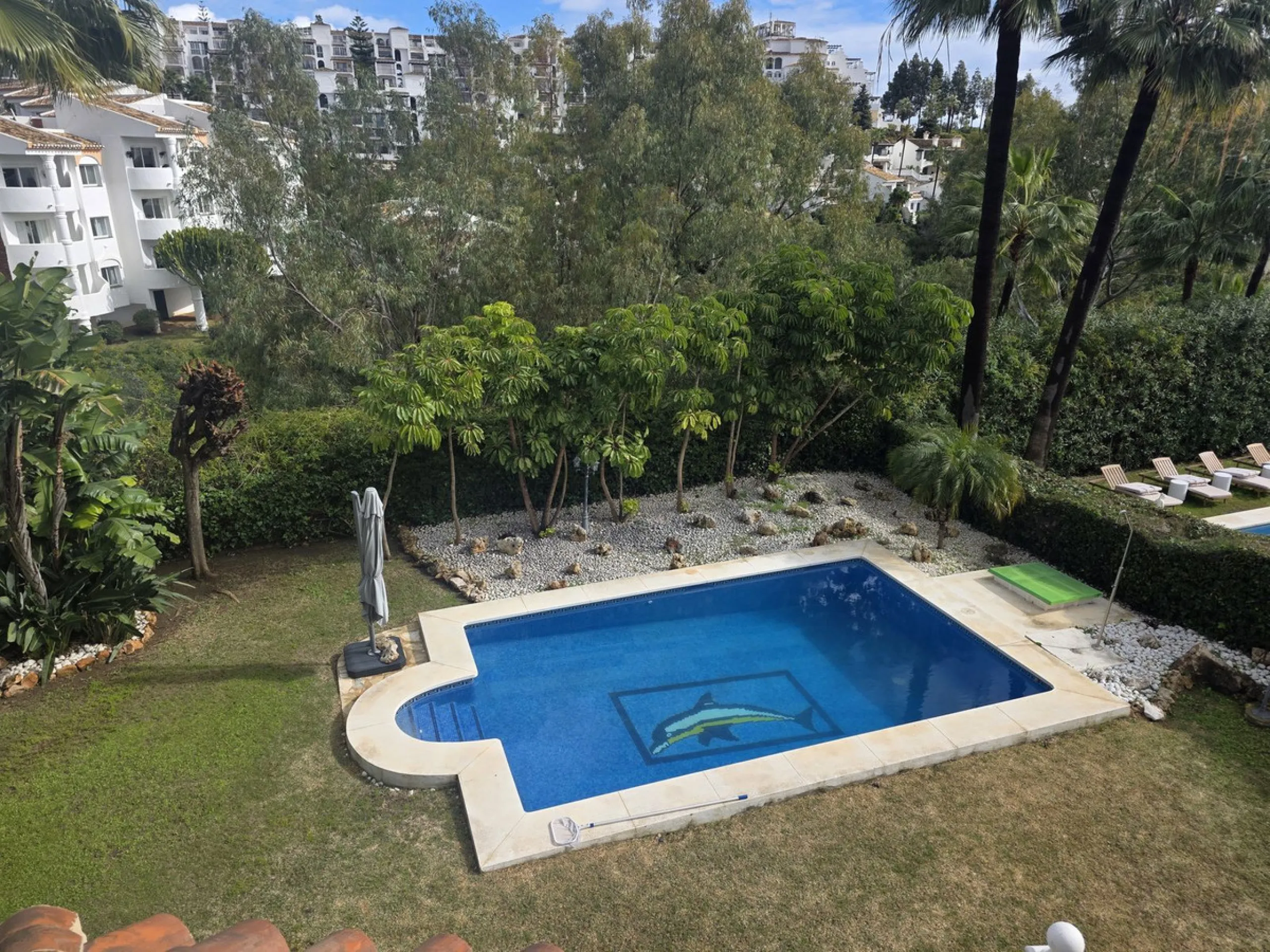 Villa with private garden and pool for sale in Calahonda, Mijas Costa! This unique villa is facing south east and is in excellent condition, built in the year 2000 with high quality materials. Some highlights are double glazed windows, a security system, 
