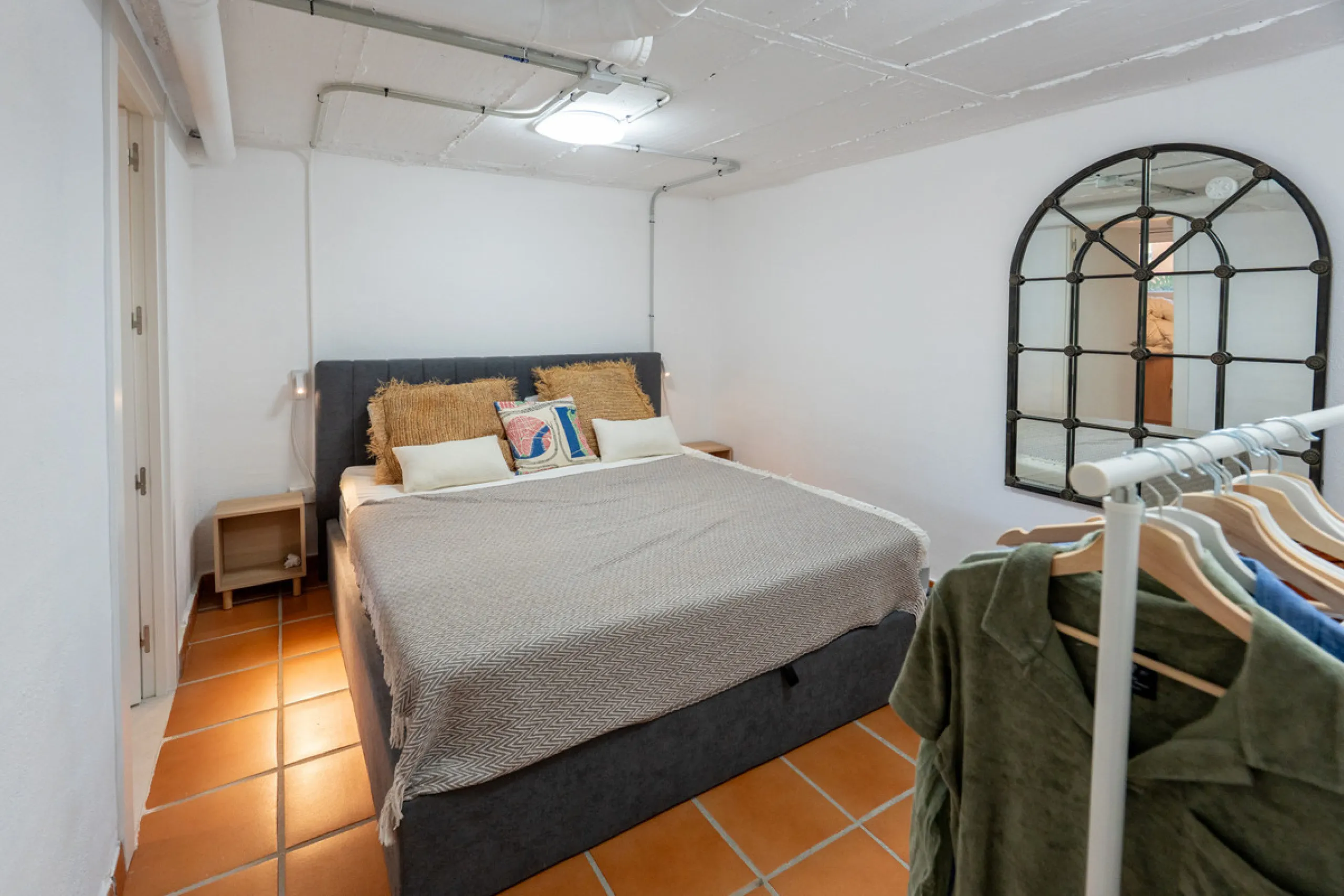 This exceptional, newly renovated townhouse is located in the sought-after urbanisation Condes de Iza, ideally positioned between Nueva Andalucía and San Pedro in Marbella. Enjoying a prime southwest orientation and an open outlook with no properties dire