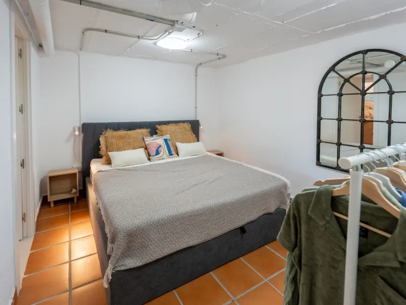 This exceptional, newly renovated townhouse is located in the sought-after urbanisation Condes de Iza, ideally positioned between Nueva Andalucía and San Pedro in Marbella. Enjoying a prime southwest orientation and an open outlook with no properties dire