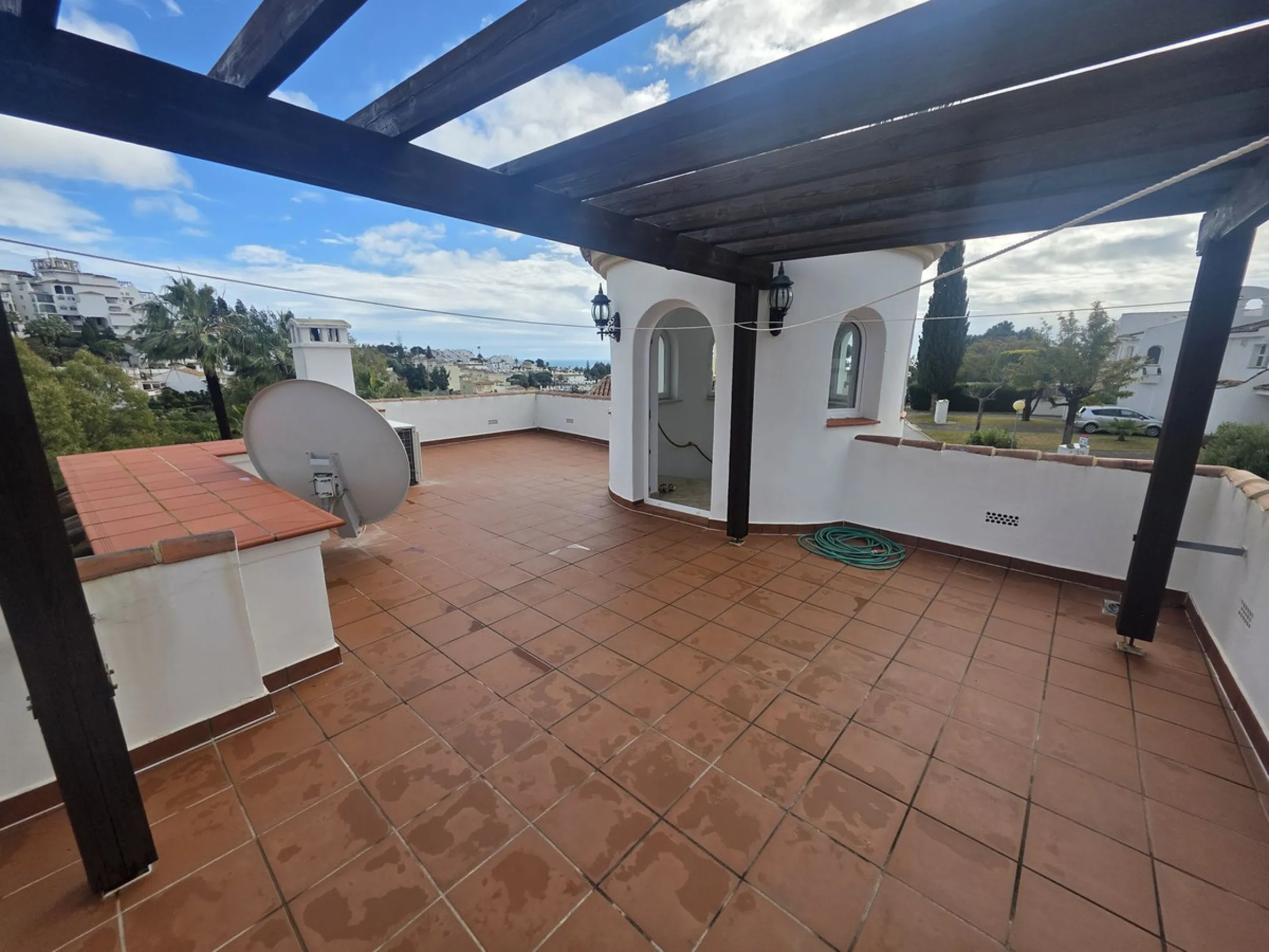 Villa with private garden and pool for sale in Calahonda, Mijas Costa! This unique villa is facing south east and is in excellent condition, built in the year 2000 with high quality materials. Some highlights are double glazed windows, a security system, 