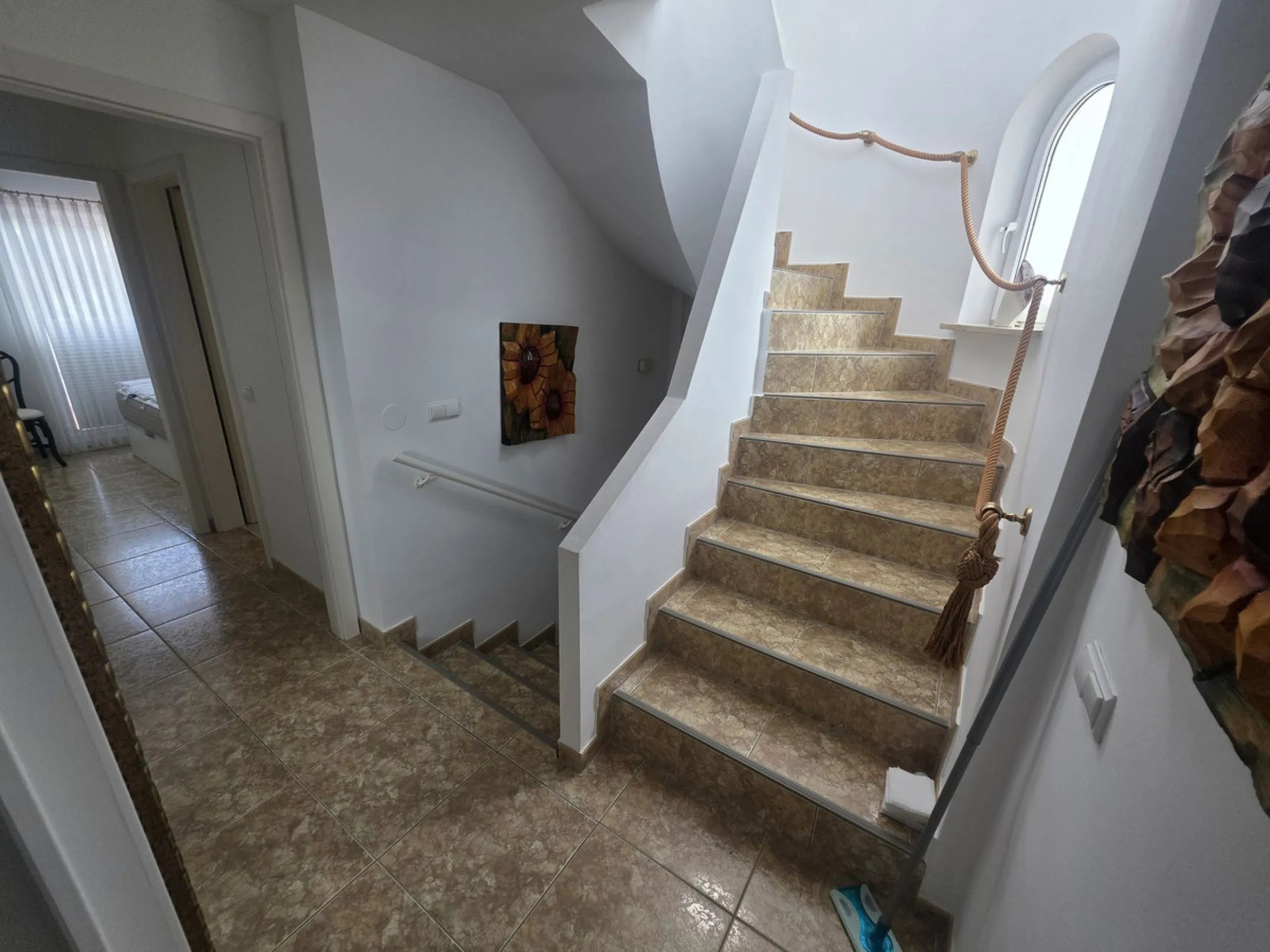Villa with private garden and pool for sale in Calahonda, Mijas Costa! This unique villa is facing south east and is in excellent condition, built in the year 2000 with high quality materials. Some highlights are double glazed windows, a security system, 