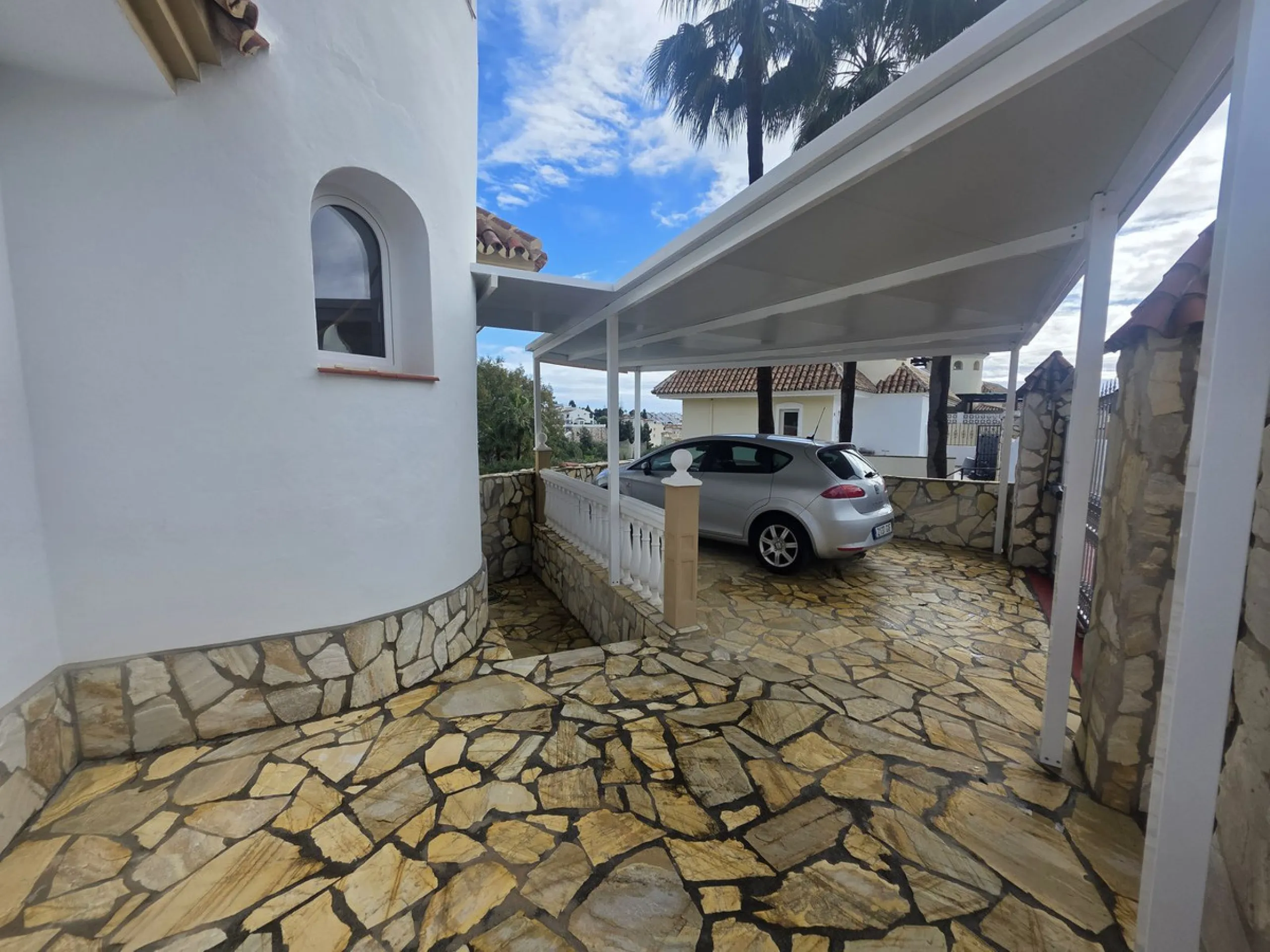 Villa with private garden and pool for sale in Calahonda, Mijas Costa! This unique villa is facing south east and is in excellent condition, built in the year 2000 with high quality materials. Some highlights are double glazed windows, a security system, 