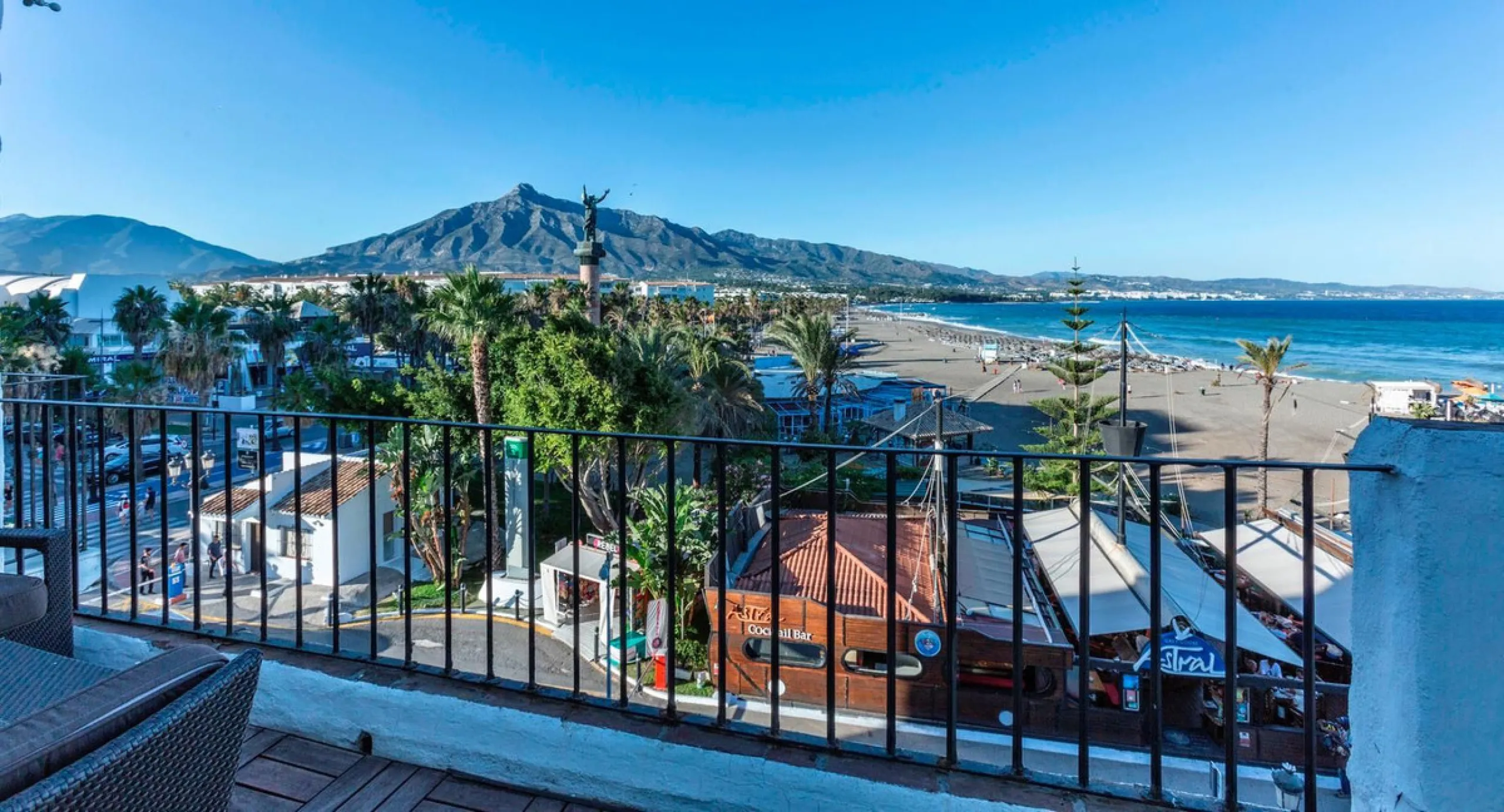 Beachfront Apartment in Puerto Banús with Sea & La Concha Views