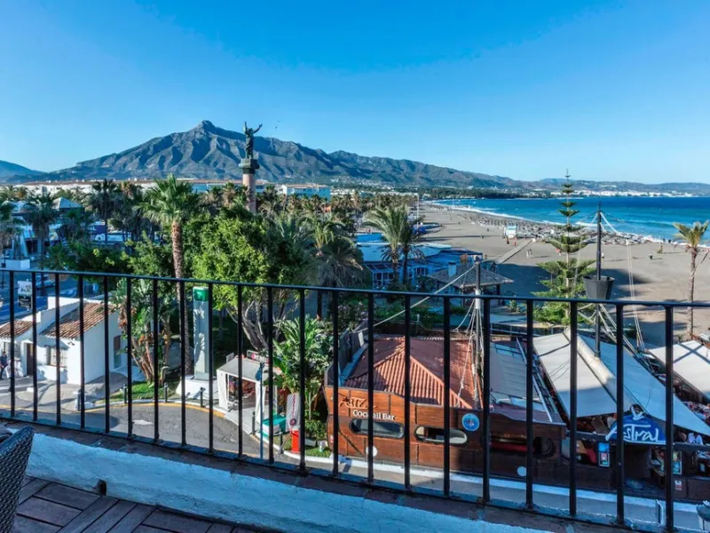 Beachfront Apartment in Puerto Banús with Sea & La Concha Views