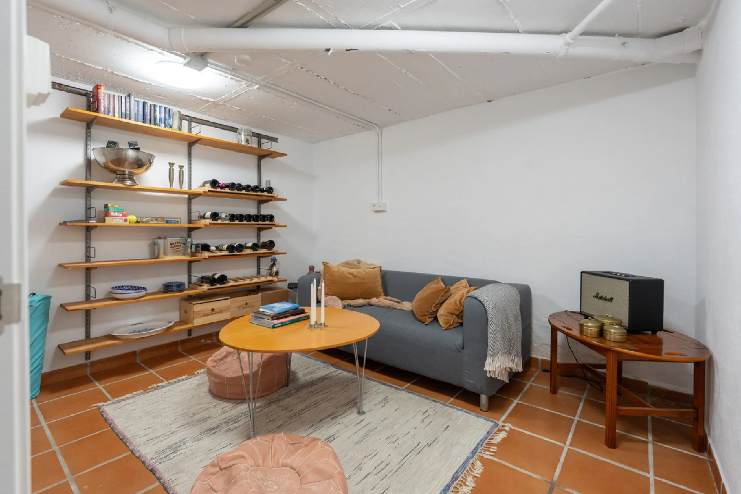 This exceptional, newly renovated townhouse is located in the sought-after urbanisation Condes de Iza, ideally positioned between Nueva Andalucía and San Pedro in Marbella. Enjoying a prime southwest orientation and an open outlook with no properties dire