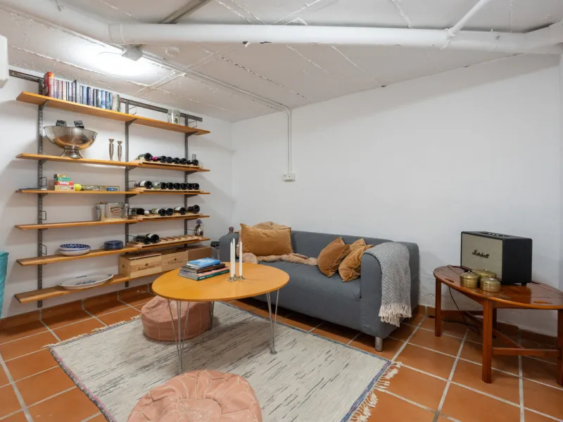 This exceptional, newly renovated townhouse is located in the sought-after urbanisation Condes de Iza, ideally positioned between Nueva Andalucía and San Pedro in Marbella. Enjoying a prime southwest orientation and an open outlook with no properties dire