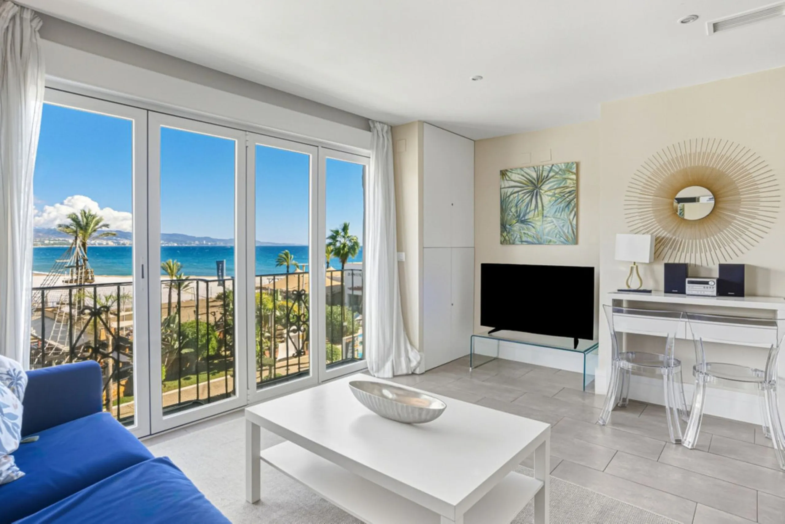 Beachfront Apartment in Puerto Banús with Sea & La Concha Views