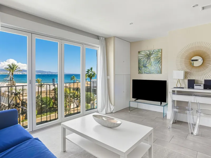 Beachfront Apartment in Puerto Banús with Sea & La Concha Views