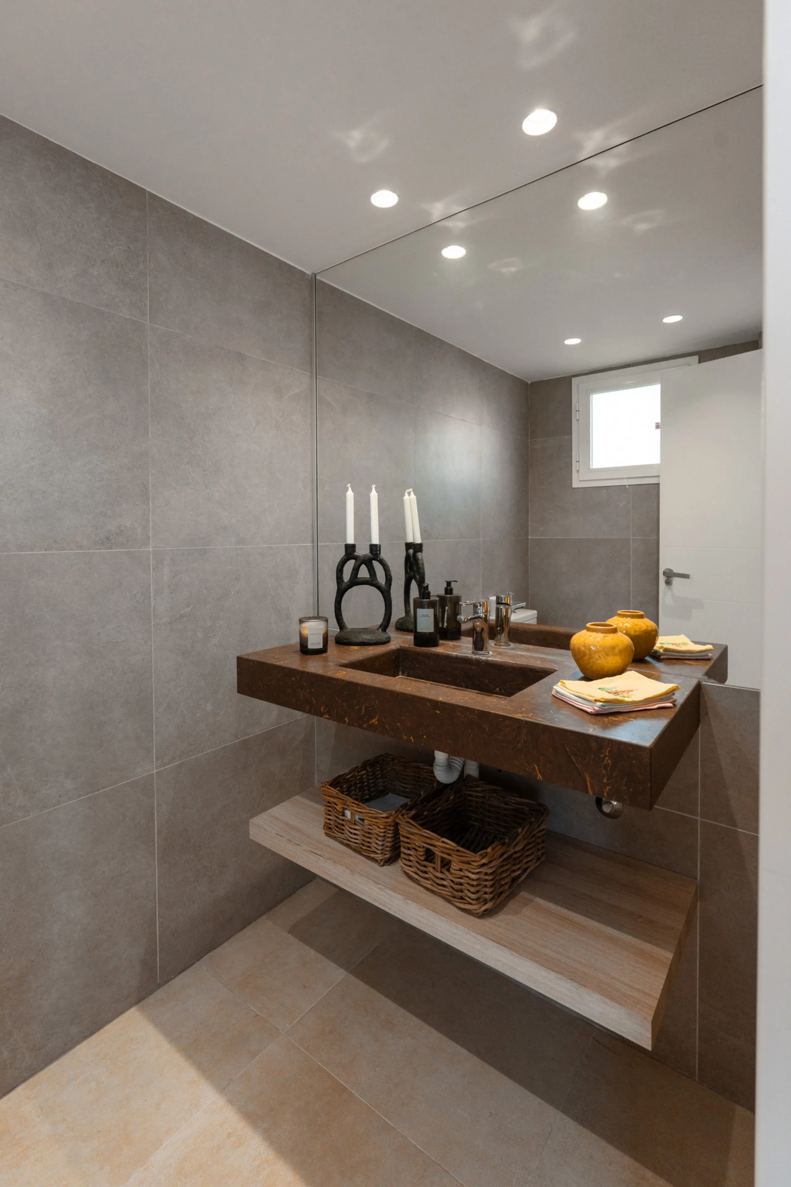 This exceptional, newly renovated townhouse is located in the sought-after urbanisation Condes de Iza, ideally positioned between Nueva Andalucía and San Pedro in Marbella. Enjoying a prime southwest orientation and an open outlook with no properties dire