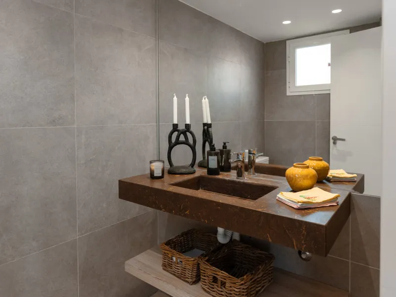This exceptional, newly renovated townhouse is located in the sought-after urbanisation Condes de Iza, ideally positioned between Nueva Andalucía and San Pedro in Marbella. Enjoying a prime southwest orientation and an open outlook with no properties dire