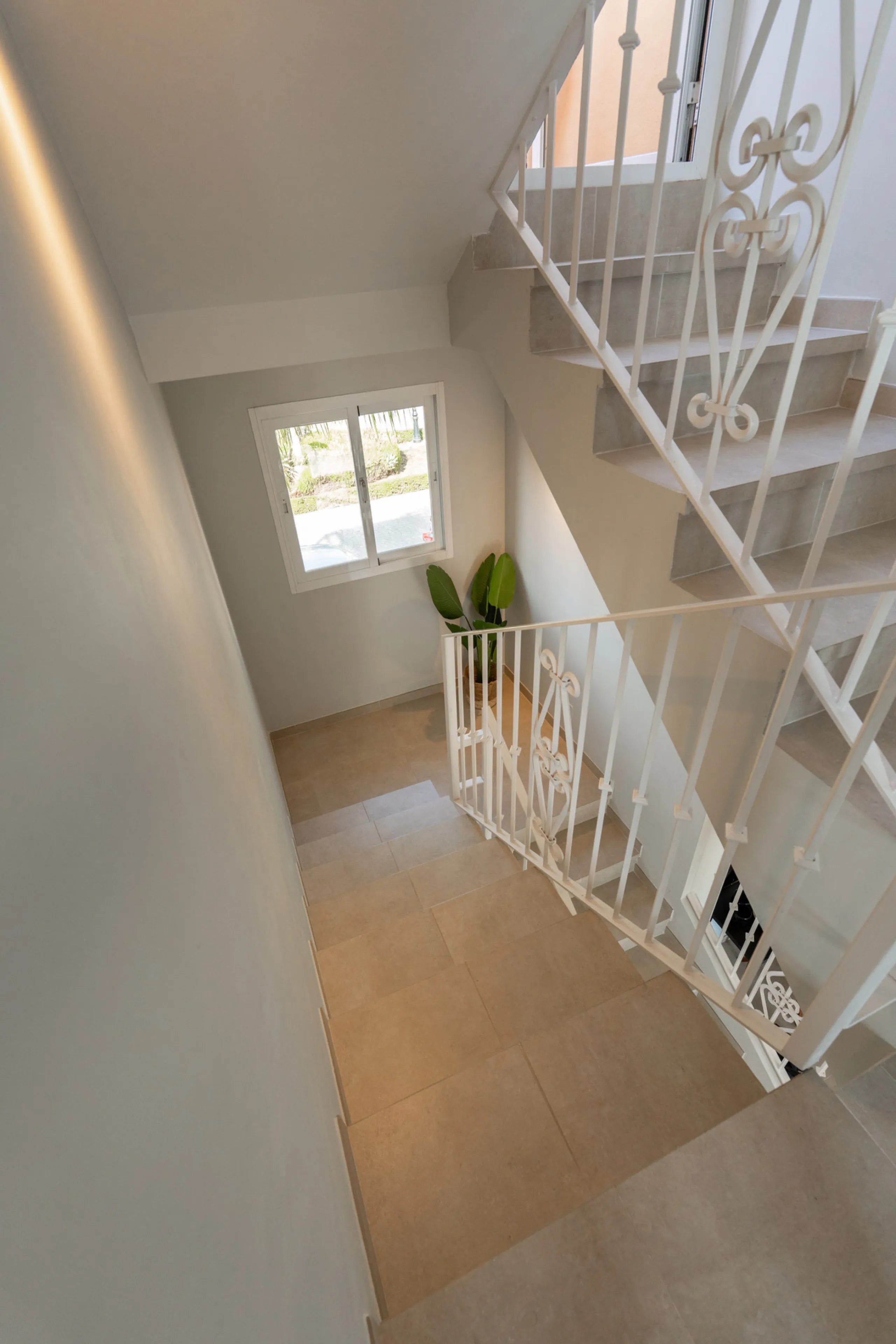 This exceptional, newly renovated townhouse is located in the sought-after urbanisation Condes de Iza, ideally positioned between Nueva Andalucía and San Pedro in Marbella. Enjoying a prime southwest orientation and an open outlook with no properties dire