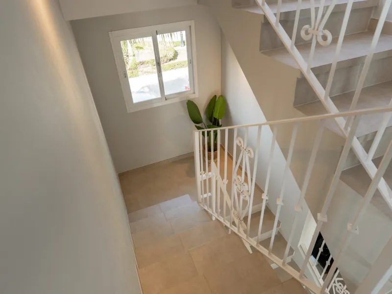 This exceptional, newly renovated townhouse is located in the sought-after urbanisation Condes de Iza, ideally positioned between Nueva Andalucía and San Pedro in Marbella. Enjoying a prime southwest orientation and an open outlook with no properties dire