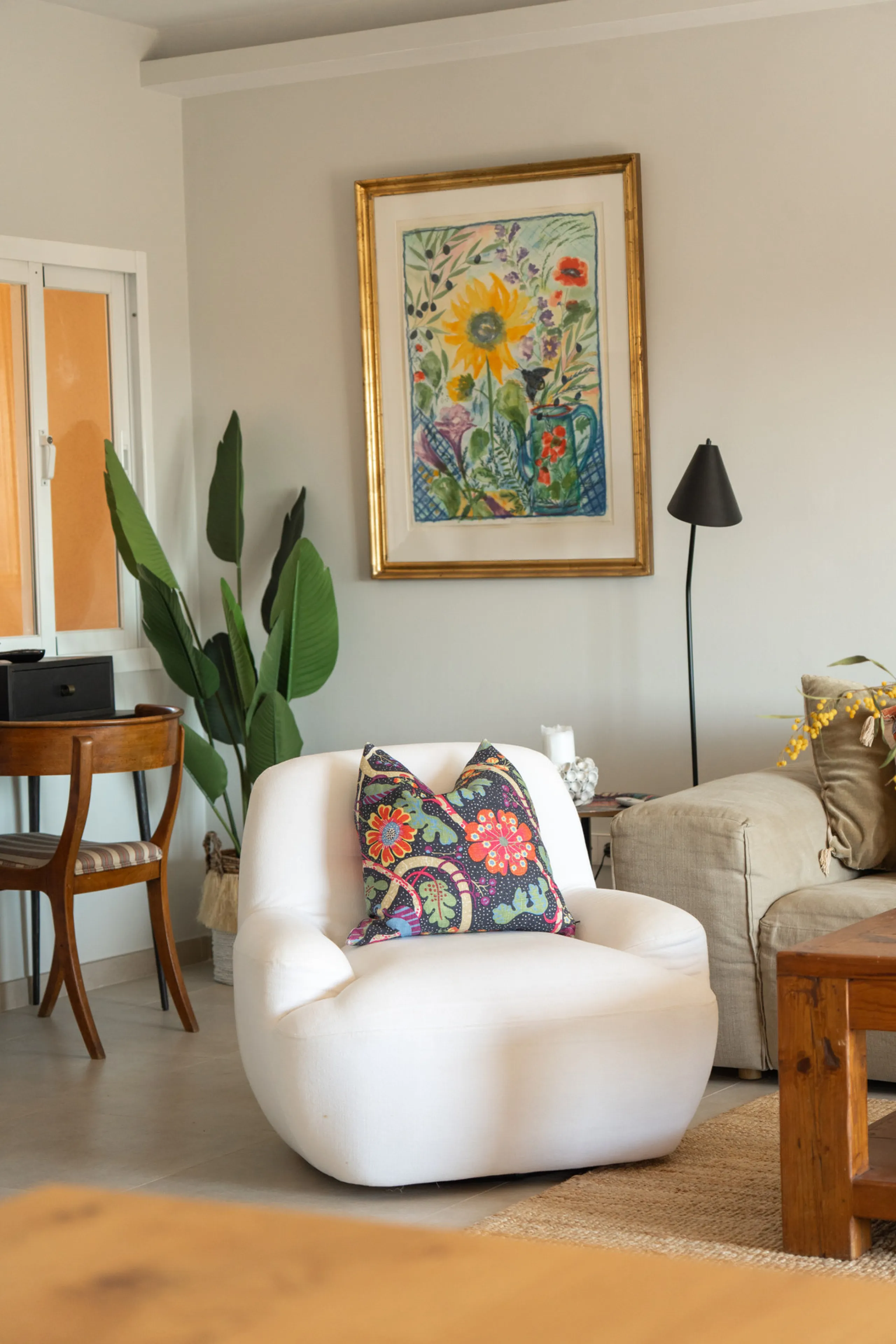 This exceptional, newly renovated townhouse is located in the sought-after urbanisation Condes de Iza, ideally positioned between Nueva Andalucía and San Pedro in Marbella. Enjoying a prime southwest orientation and an open outlook with no properties dire