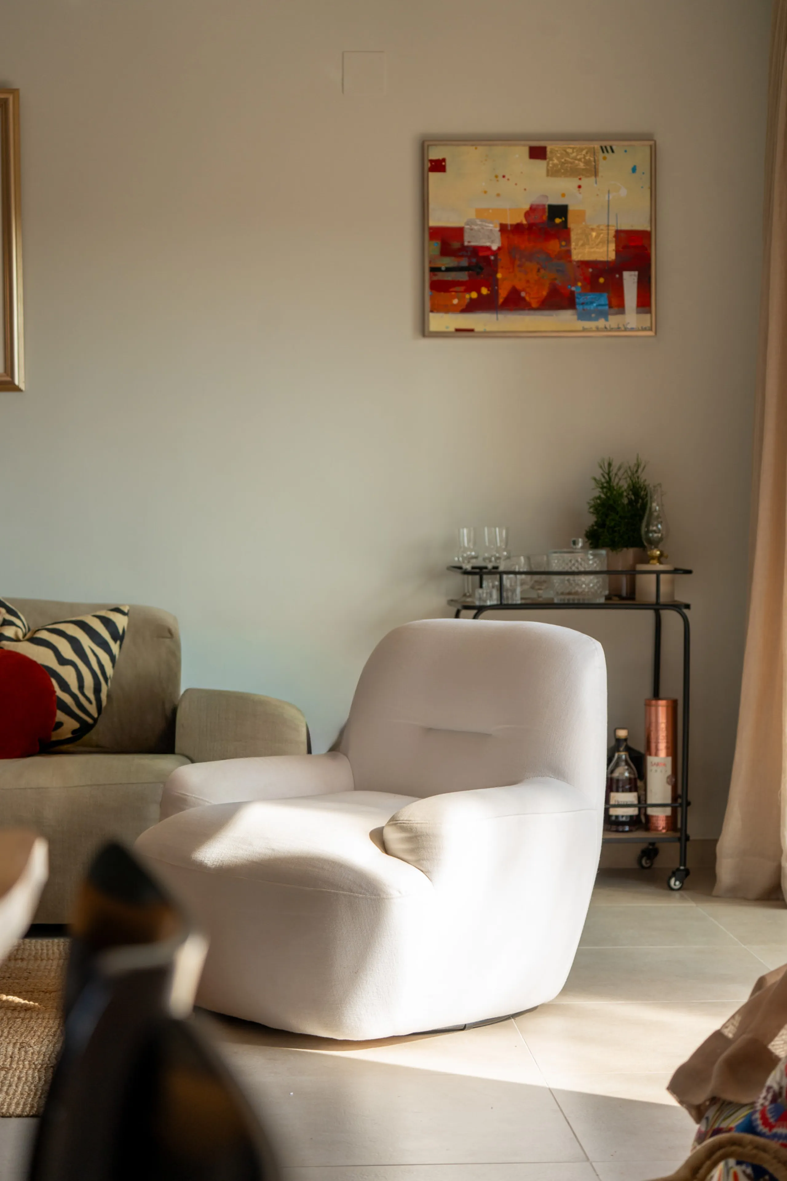 This exceptional, newly renovated townhouse is located in the sought-after urbanisation Condes de Iza, ideally positioned between Nueva Andalucía and San Pedro in Marbella. Enjoying a prime southwest orientation and an open outlook with no properties dire