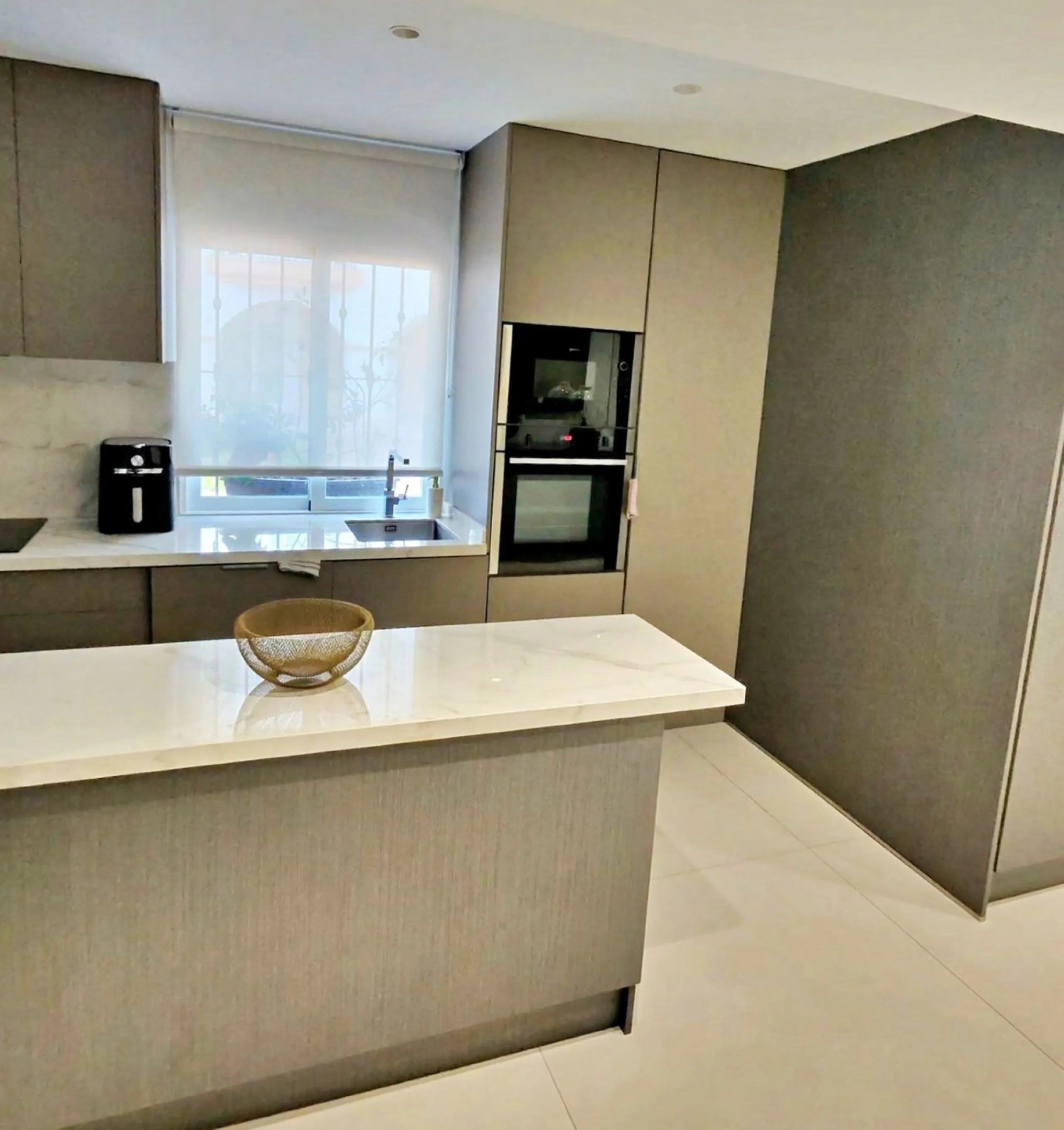 Apartment - Ground Floor Apartment в продаже в Marbella, Málaga. В доме 2 спален и 2 ванных комнат. Площадь дома 140 м²