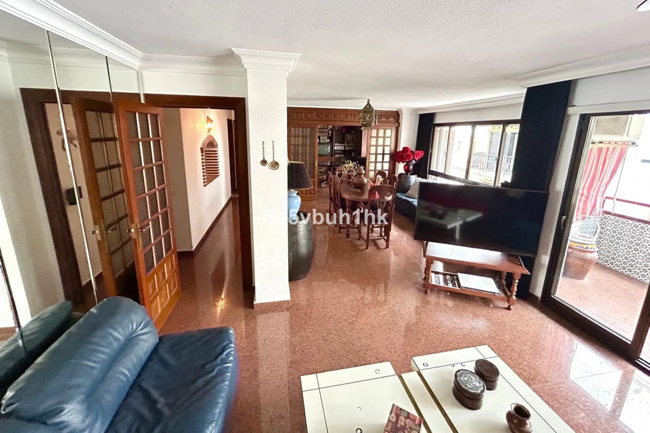 This 217 m² apartment is located in the heart of Fuengirola, in one of the most sought-after areas for its convenience and access to all amenities. The completely exterior-facing home offers a spacious and functional layout that guarantees natural light t