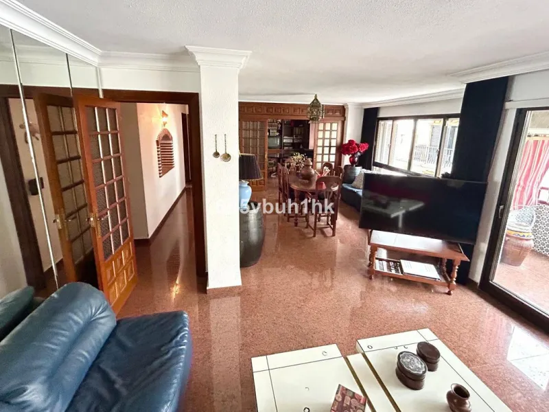 This 217 m² apartment is located in the heart of Fuengirola, in one of the most sought-after areas for its convenience and access to all amenities. The completely exterior-facing home offers a spacious and functional layout that guarantees natural light t