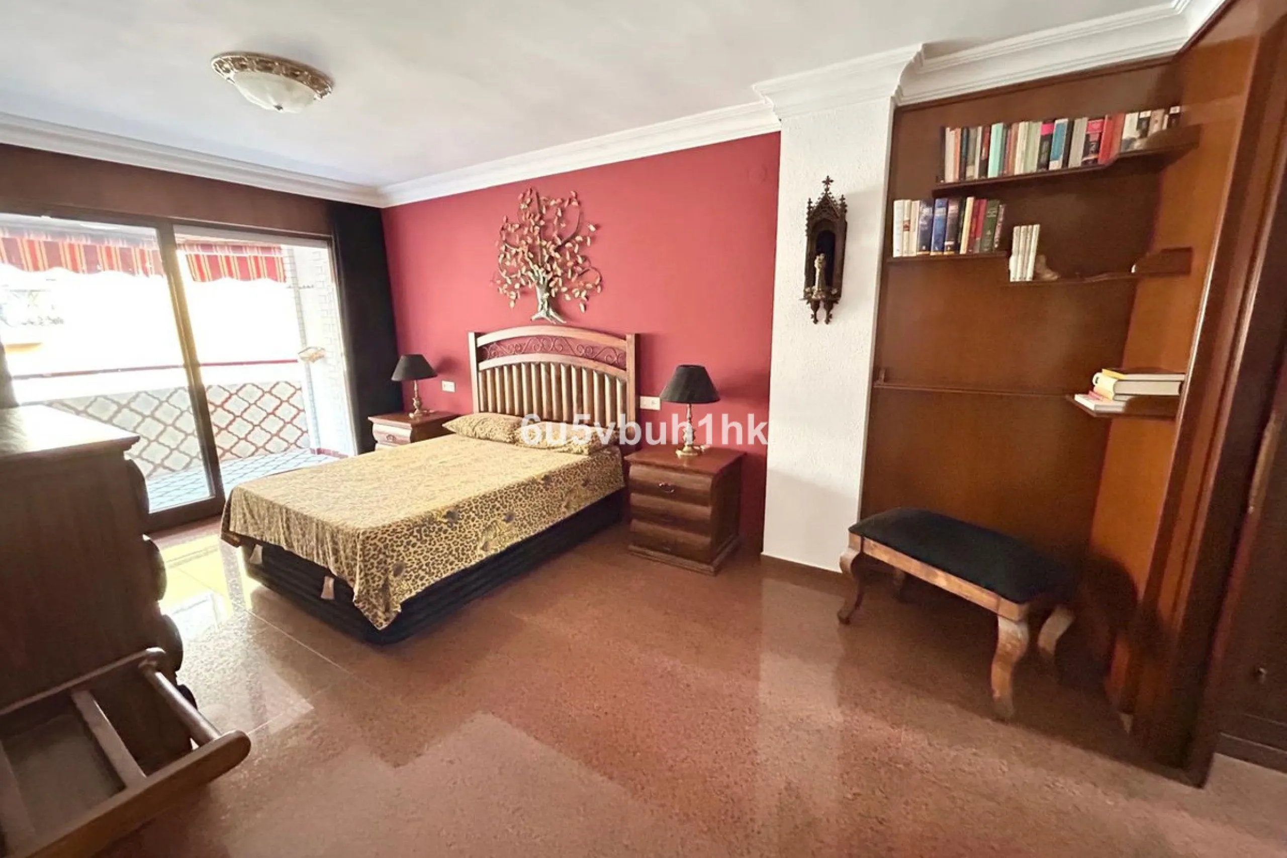 This 217 m² apartment is located in the heart of Fuengirola, in one of the most sought-after areas for its convenience and access to all amenities. The completely exterior-facing home offers a spacious and functional layout that guarantees natural light t