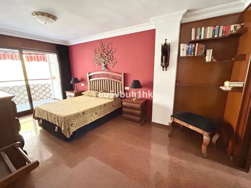 This 217 m² apartment is located in the heart of Fuengirola, in one of the most sought-after areas for its convenience and access to all amenities. The completely exterior-facing home offers a spacious and functional layout that guarantees natural light t