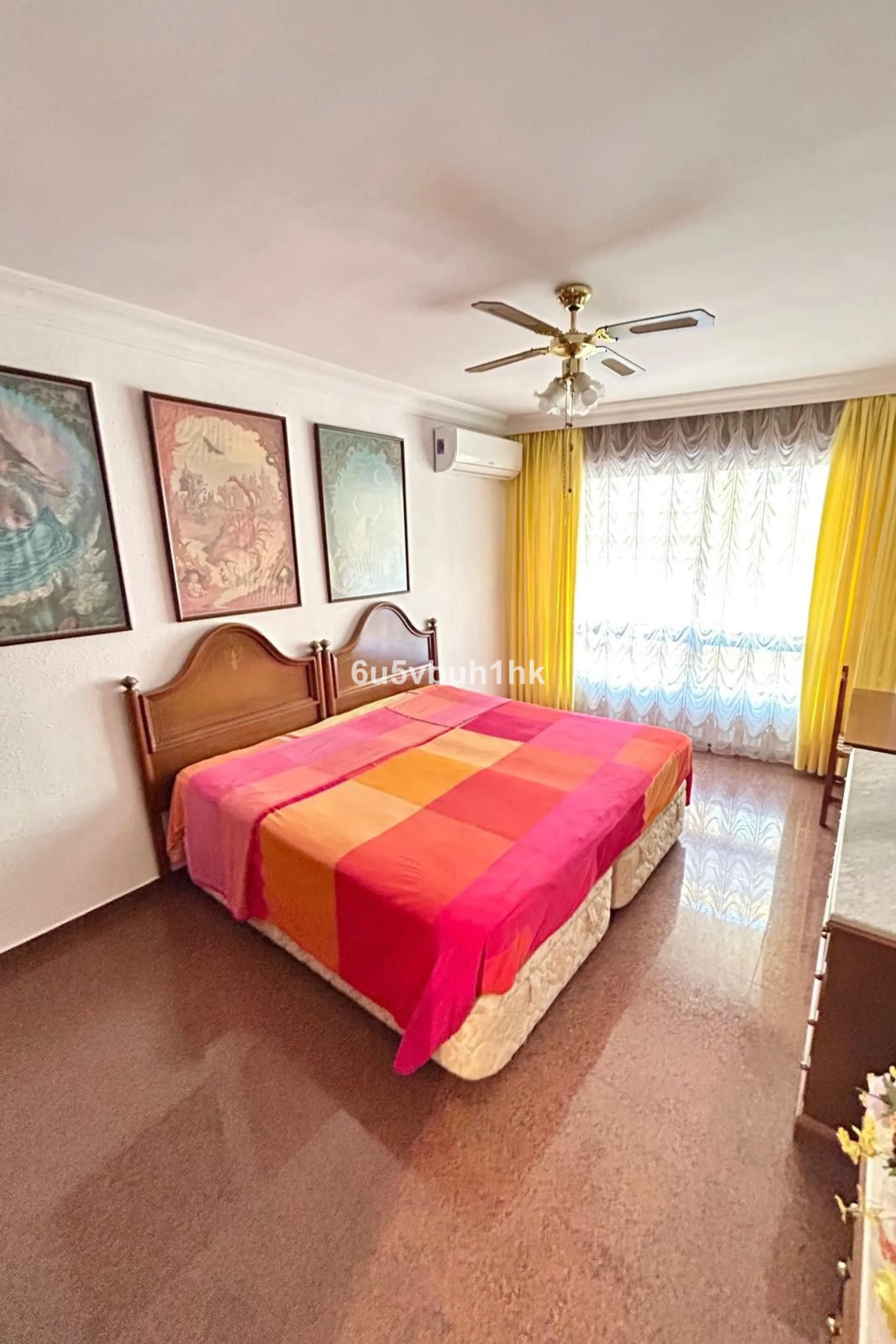 This 217 m² apartment is located in the heart of Fuengirola, in one of the most sought-after areas for its convenience and access to all amenities. The completely exterior-facing home offers a spacious and functional layout that guarantees natural light t