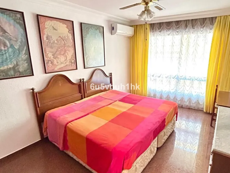 This 217 m² apartment is located in the heart of Fuengirola, in one of the most sought-after areas for its convenience and access to all amenities. The completely exterior-facing home offers a spacious and functional layout that guarantees natural light t
