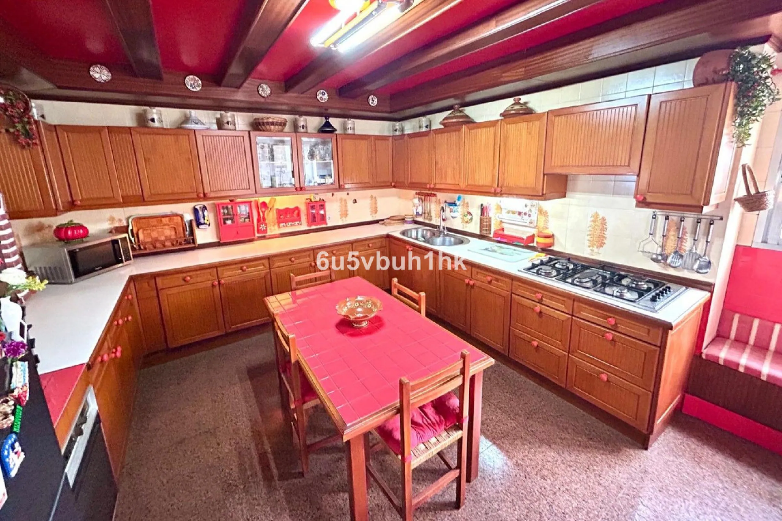 This 217 m² apartment is located in the heart of Fuengirola, in one of the most sought-after areas for its convenience and access to all amenities. The completely exterior-facing home offers a spacious and functional layout that guarantees natural light t