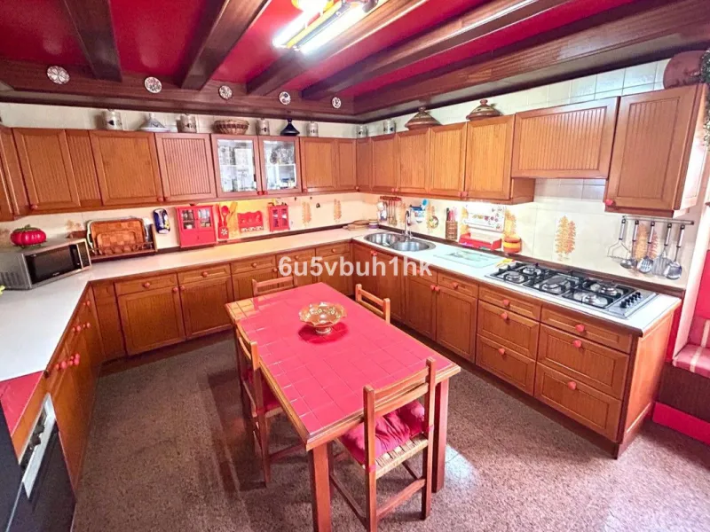 This 217 m² apartment is located in the heart of Fuengirola, in one of the most sought-after areas for its convenience and access to all amenities. The completely exterior-facing home offers a spacious and functional layout that guarantees natural light t