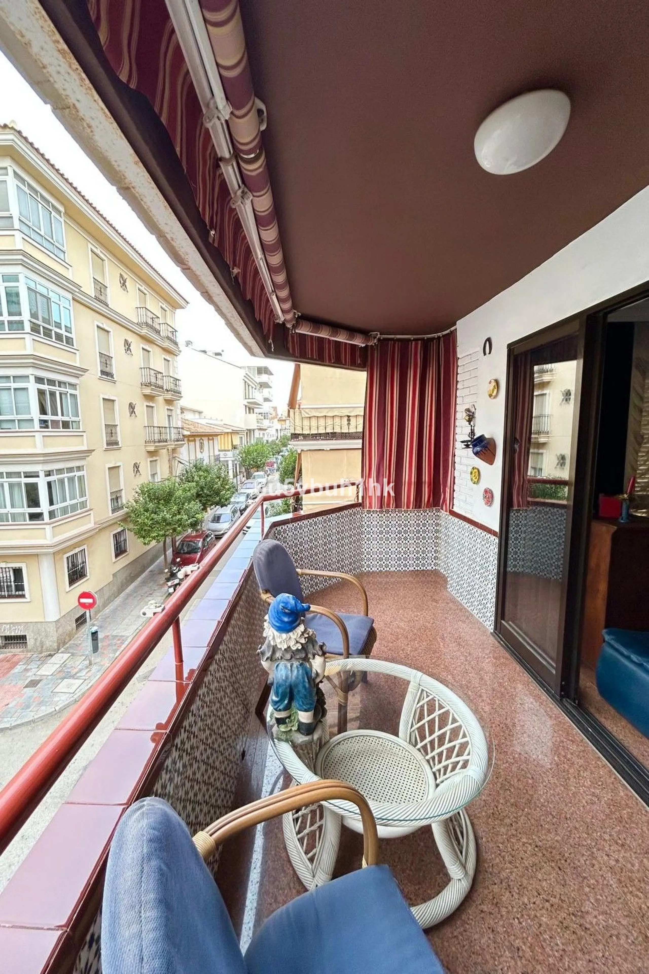 This 217 m² apartment is located in the heart of Fuengirola, in one of the most sought-after areas for its convenience and access to all amenities. The completely exterior-facing home offers a spacious and functional layout that guarantees natural light t