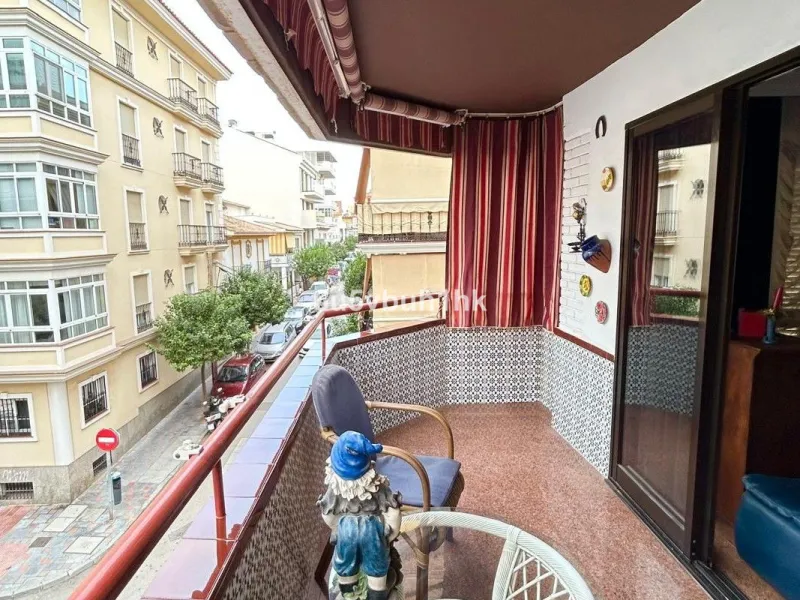 This 217 m² apartment is located in the heart of Fuengirola, in one of the most sought-after areas for its convenience and access to all amenities. The completely exterior-facing home offers a spacious and functional layout that guarantees natural light t