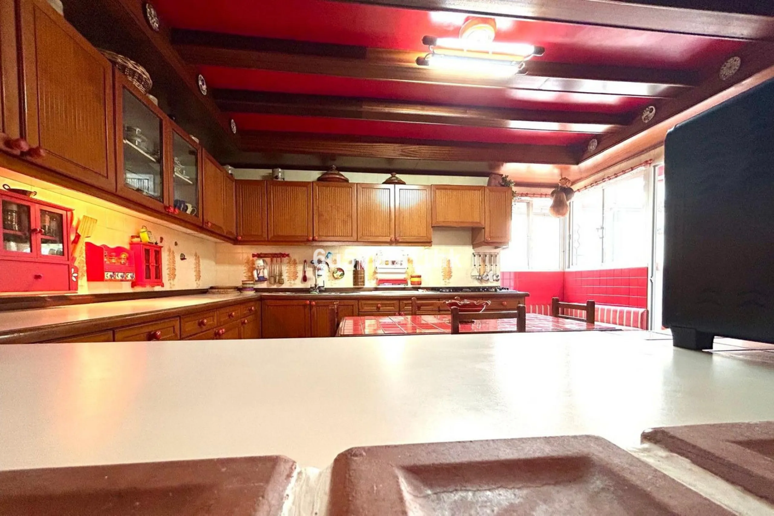 This 217 m² apartment is located in the heart of Fuengirola, in one of the most sought-after areas for its convenience and access to all amenities. The completely exterior-facing home offers a spacious and functional layout that guarantees natural light t