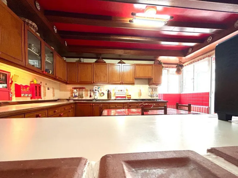 This 217 m² apartment is located in the heart of Fuengirola, in one of the most sought-after areas for its convenience and access to all amenities. The completely exterior-facing home offers a spacious and functional layout that guarantees natural light t