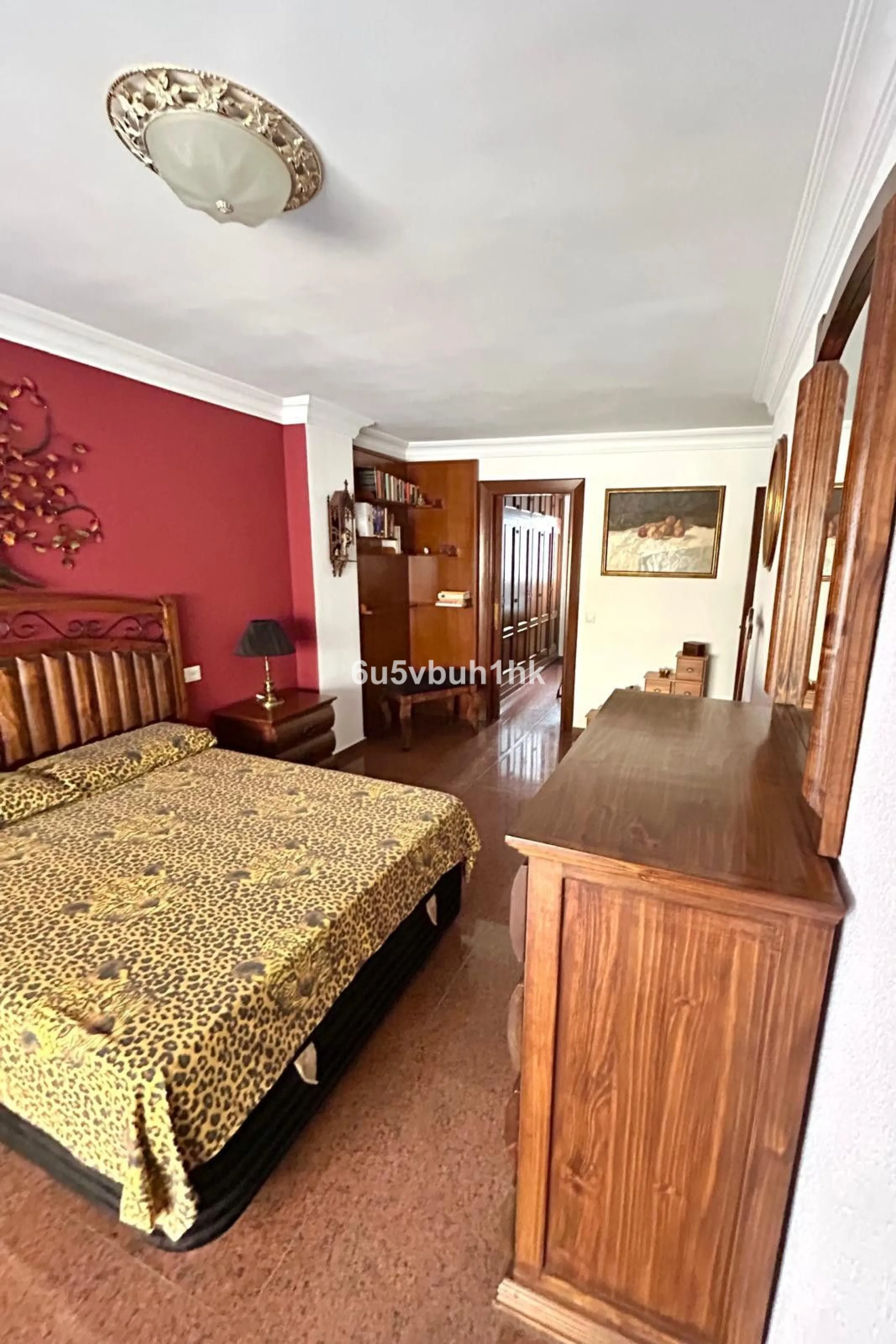 This 217 m² apartment is located in the heart of Fuengirola, in one of the most sought-after areas for its convenience and access to all amenities. The completely exterior-facing home offers a spacious and functional layout that guarantees natural light t