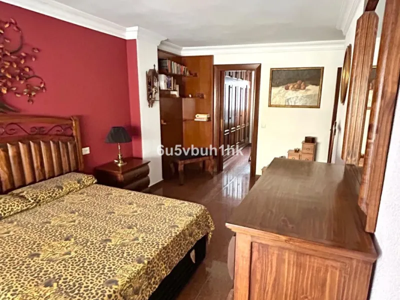 This 217 m² apartment is located in the heart of Fuengirola, in one of the most sought-after areas for its convenience and access to all amenities. The completely exterior-facing home offers a spacious and functional layout that guarantees natural light t