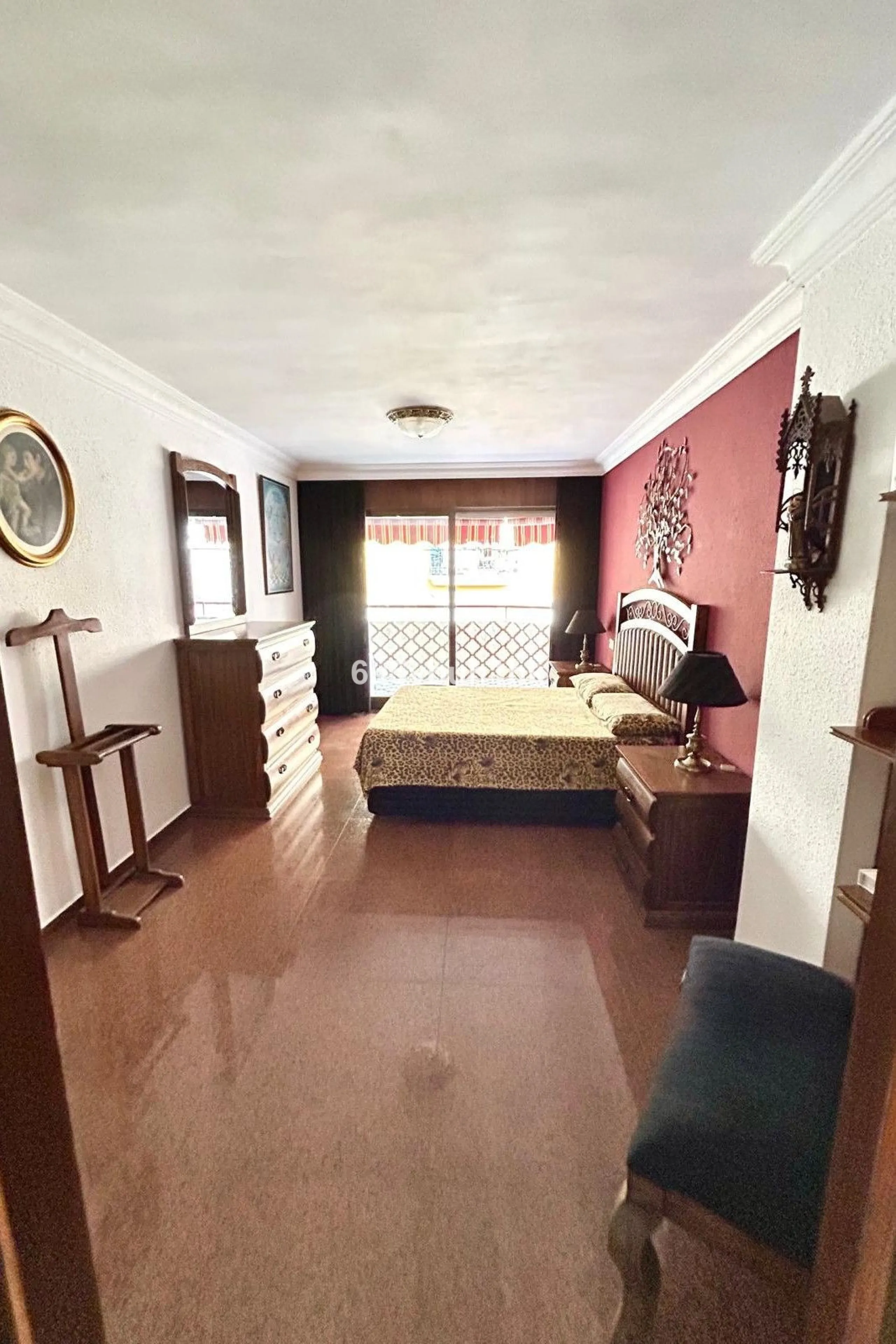This 217 m² apartment is located in the heart of Fuengirola, in one of the most sought-after areas for its convenience and access to all amenities. The completely exterior-facing home offers a spacious and functional layout that guarantees natural light t