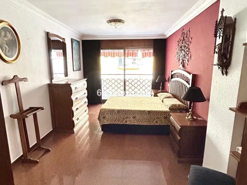 This 217 m² apartment is located in the heart of Fuengirola, in one of the most sought-after areas for its convenience and access to all amenities. The completely exterior-facing home offers a spacious and functional layout that guarantees natural light t