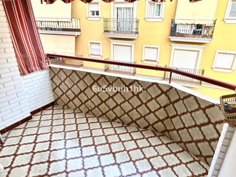 This 217 m² apartment is located in the heart of Fuengirola, in one of the most sought-after areas for its convenience and access to all amenities. The completely exterior-facing home offers a spacious and functional layout that guarantees natural light t